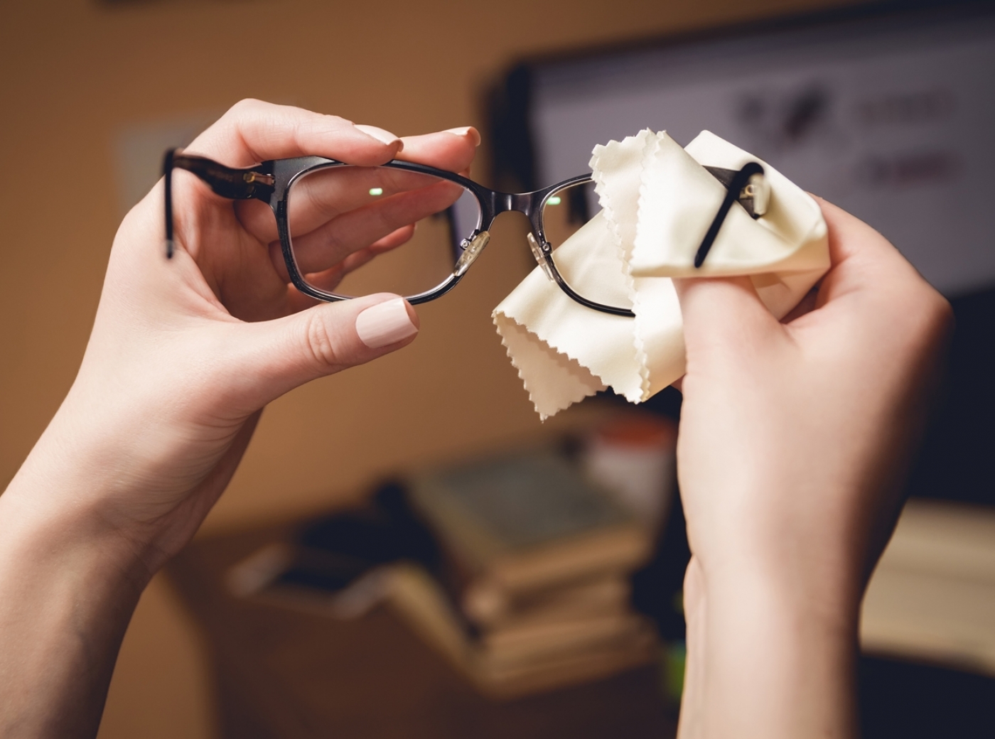 Jak usunąć rysy z okularów i kiedy profesjonalnie czyścić okulary