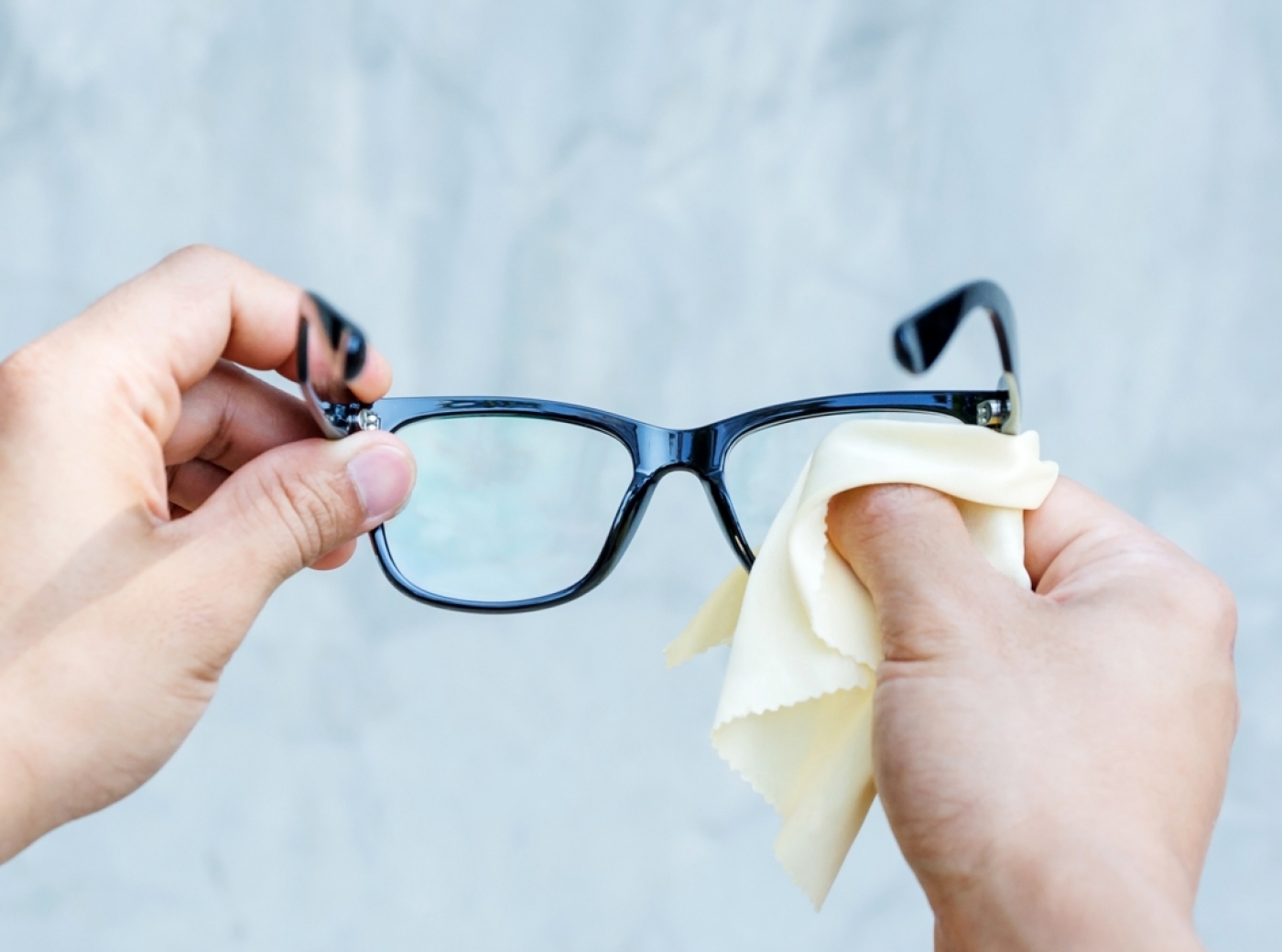 Jak czyścić okulary poprawnie i jak nie powinno się czyścić
